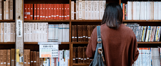 Studentin vor Bücherregal